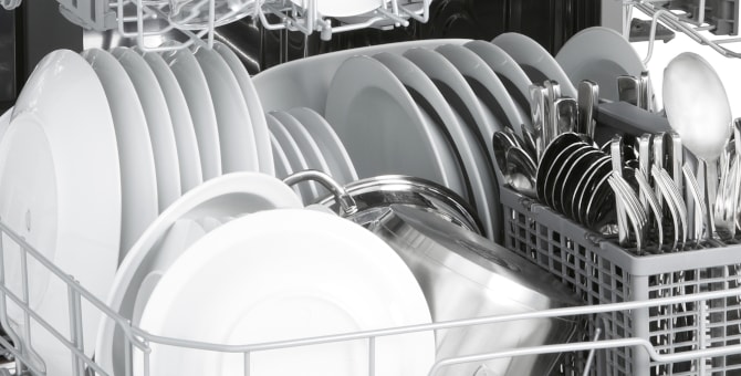 Foto di una lavastoviglie completamente carica.